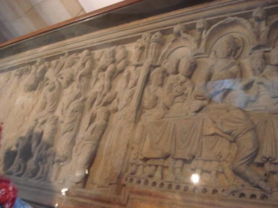 Каменные барельефы с сценами из жизни Христа 12 века