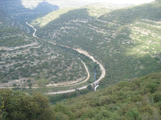 ПРОГУЛКА НАД ВАДИ СУРЕК. ВНИЗУ ЖЕЛ. ДОРОГА ТЕЛЬ АВИВ- ИЕРУСАЛИМ. ЗДЕСЬ ЖЕ ОНА ПРОХОДИЛА ЕЩЕ ПРИ ТУРКАХ-ОСМАНАХ.