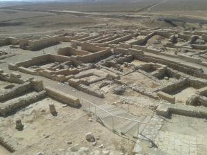 Со смотровой площадки вид на раскопки и долину Беер Шева. Как тщательно был спланирован город!