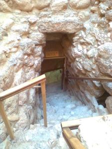 По этим ступеням спускались люди за водой 2500 лет тому назад.