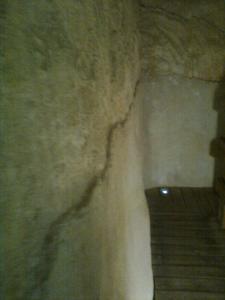 Штукатурка сохранилась с тех пор. Она предотвращала утечку воды через трещины и поры в скале.