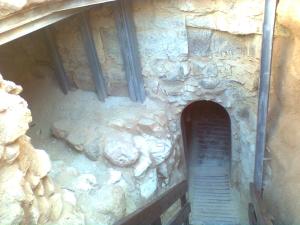 Только небольшая часть потайного отводного канала ( от ваади Хеврон) раскопана. На снимке слева.